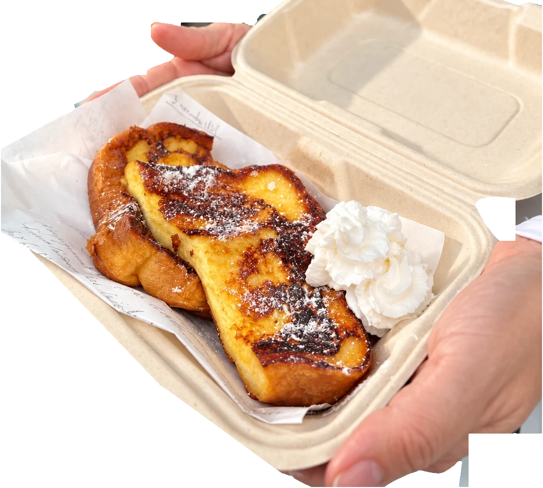 手に持ったフレンチトースト